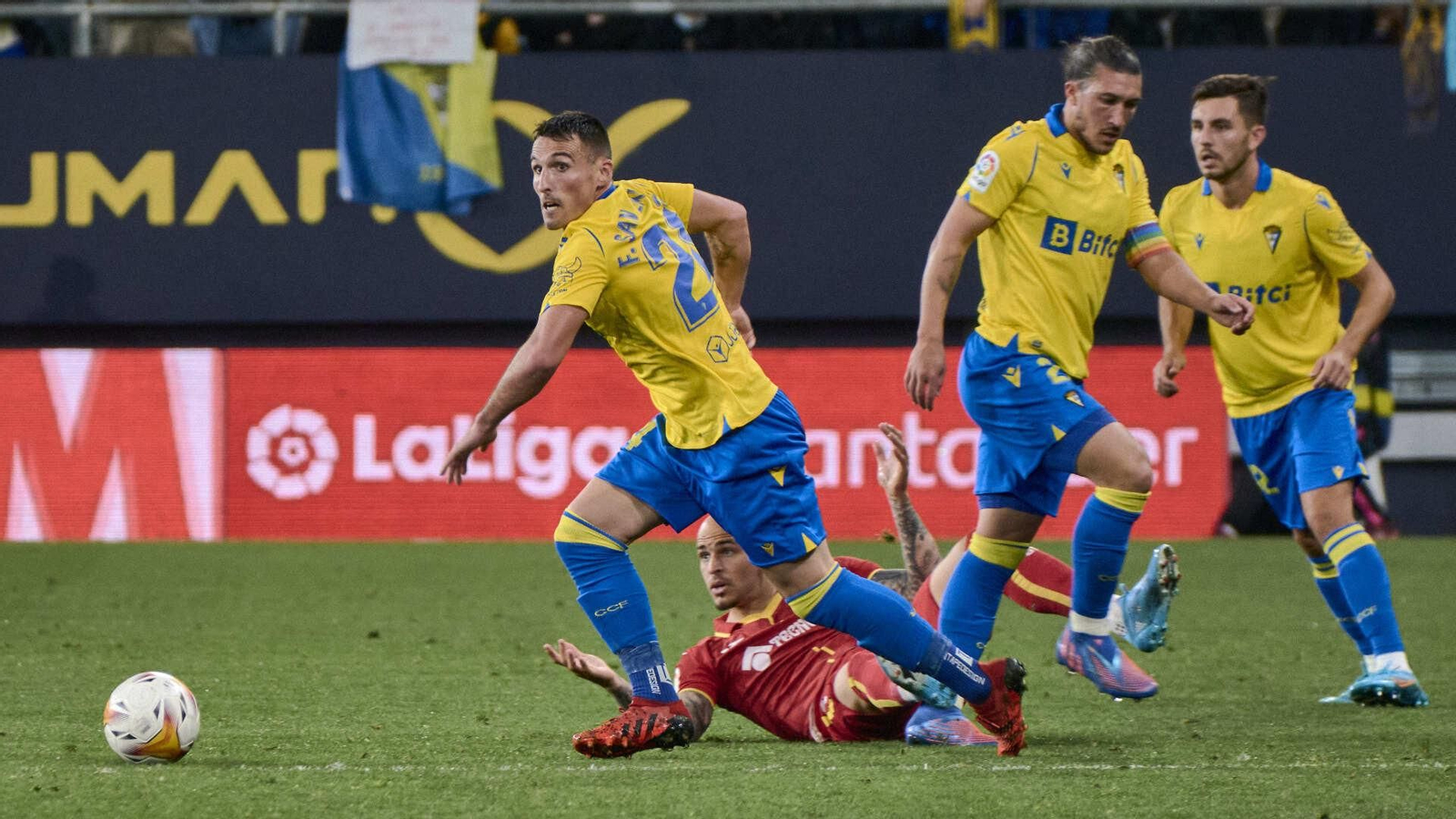 Partido de fútbol entre el Cádiz CF y el Getafe CF.