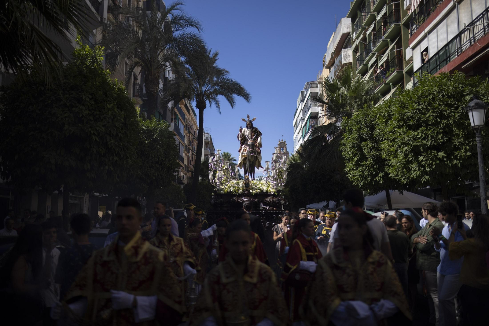 Imágenes de la salida extraordinaria de La Borriquita por las calles de Huelva