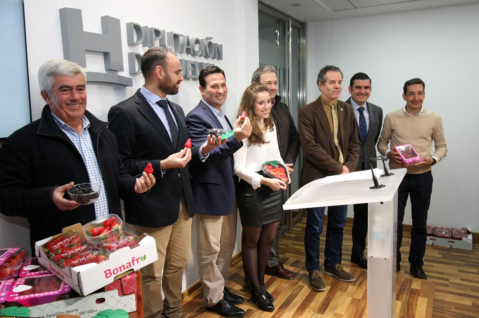 Autoriades y responsables del sector de los frutos rojos, ayer en la presentación de Fruit Logística Autoriades y responsables del sector de los frutos rojos, ayer en la presentación de Fruit Logística