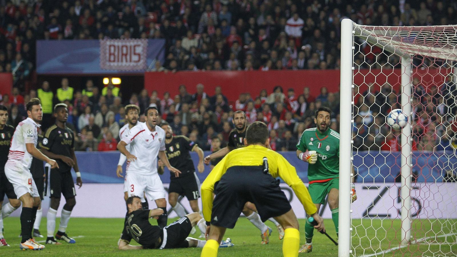 Buffon observa cómo entra el balón en su portería ante Llorente, Rami y Chiellini.