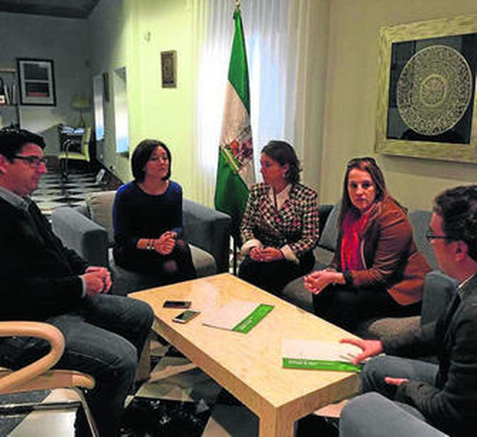 Un momento de la entrega del convenio.