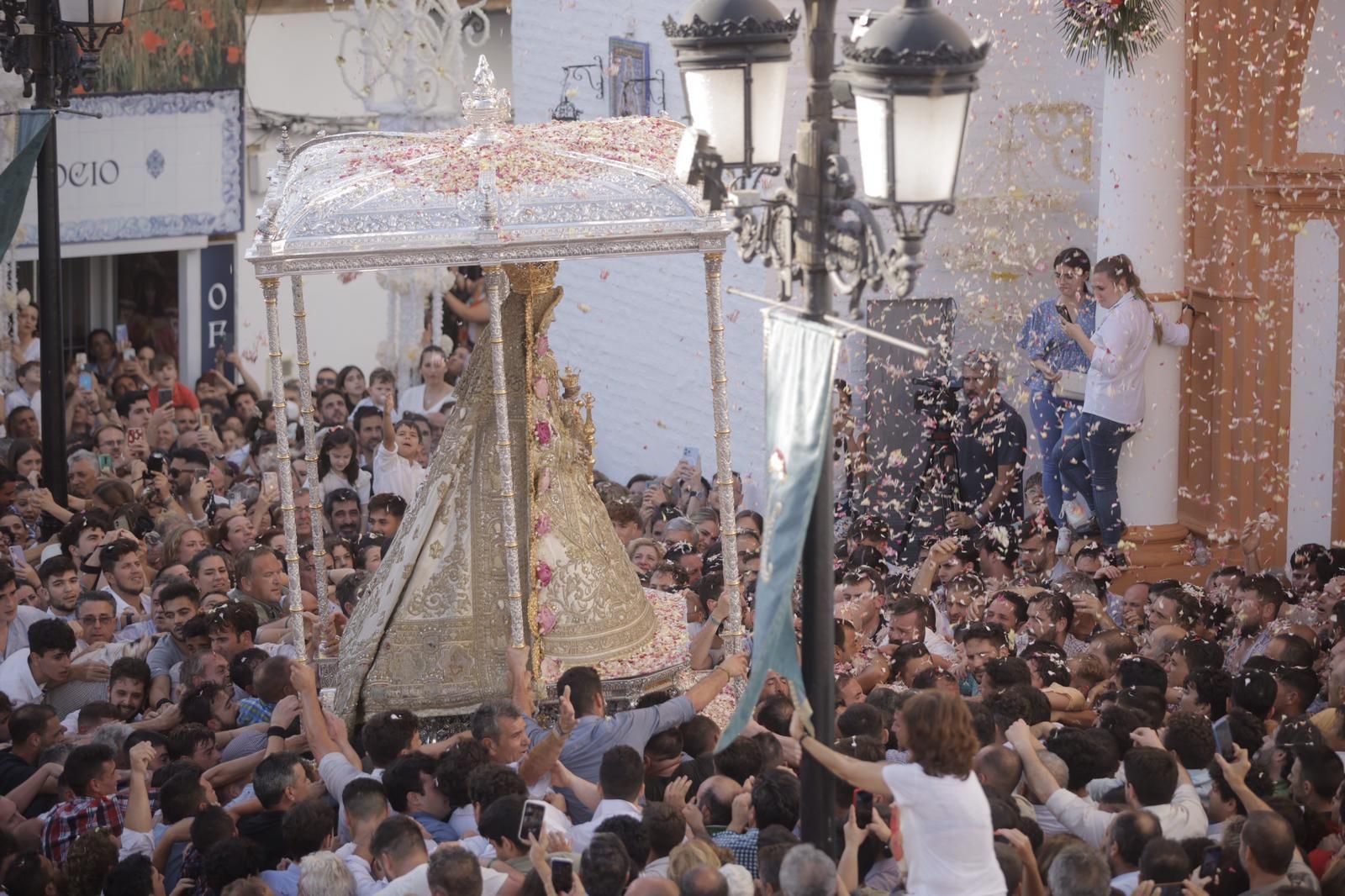 La Virgen del Rocío regresa a la iglesia tras 13 horas de procesión, en imágenes