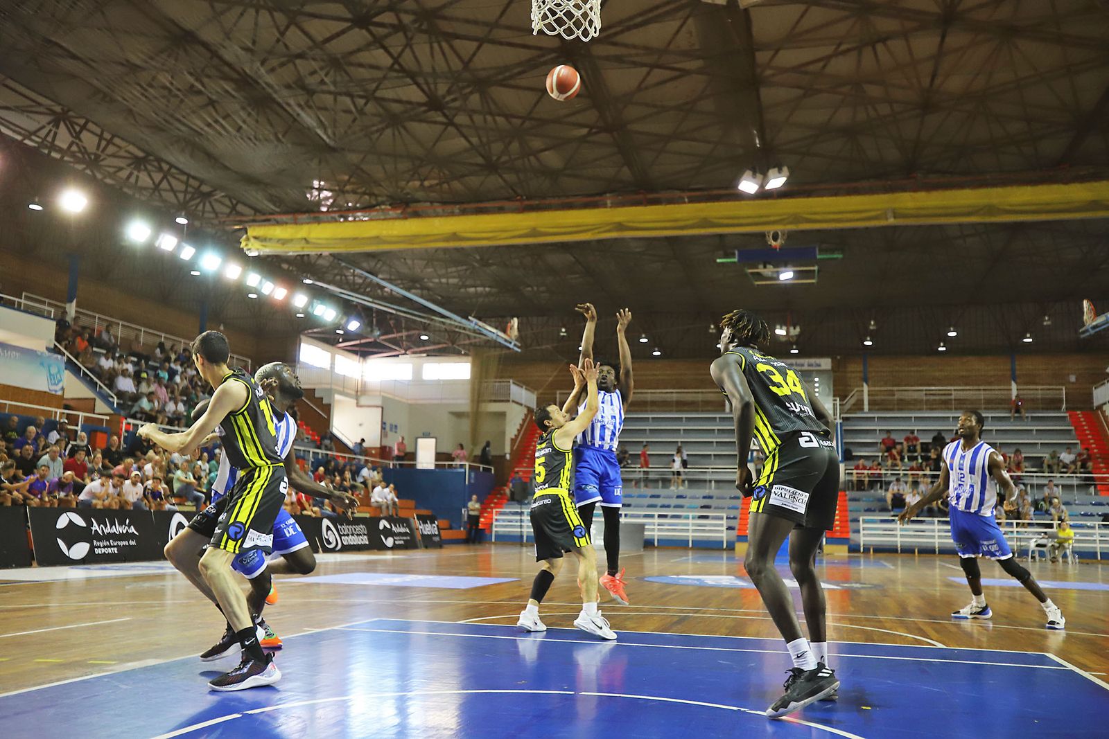Imágenes de la Primera jornada de la fase final a LEB Plata: Huelva Comercio Viridis vs Refitel Basket Lliria