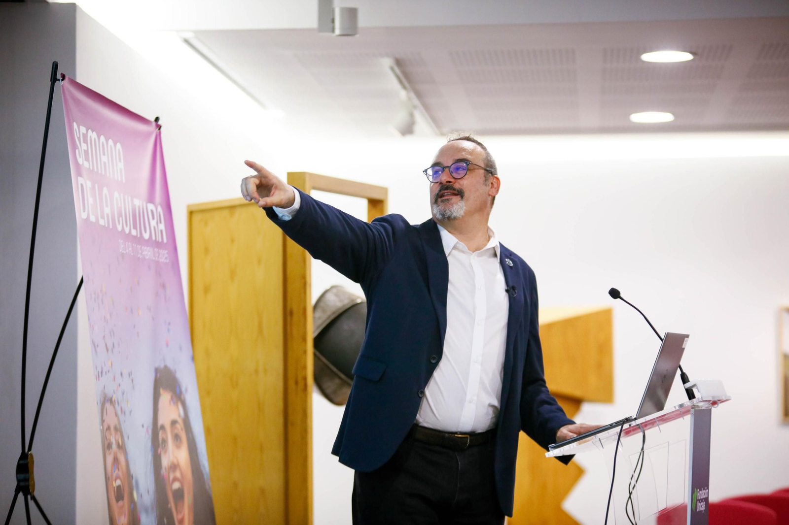 Semana de la Cultura UAL en Fundación Unicaja de Almería con Juan Luis Cano experto en defensa planetaria, en imágenes
