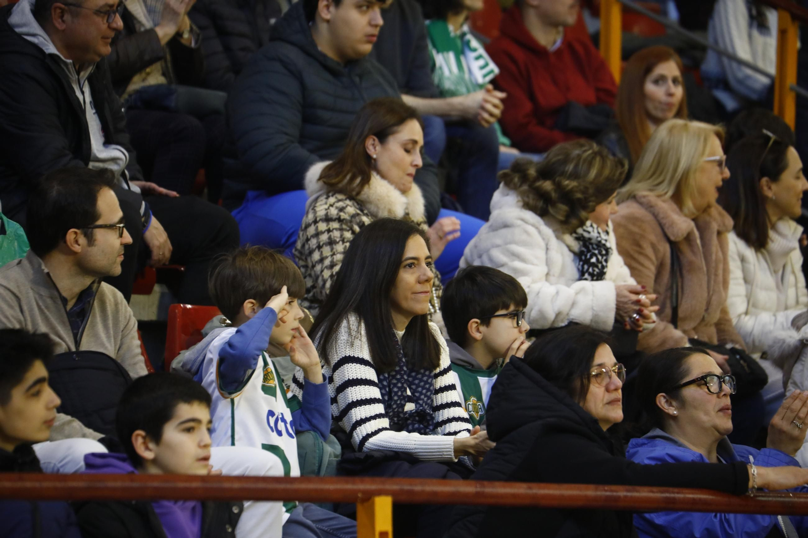Las mejores fotos del ambiente en Vista Alegre para el Coto Córdoba - UDEA Algeciras