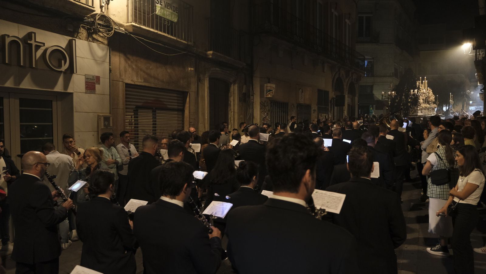 Imágenes de La Magna por las calles de Almería