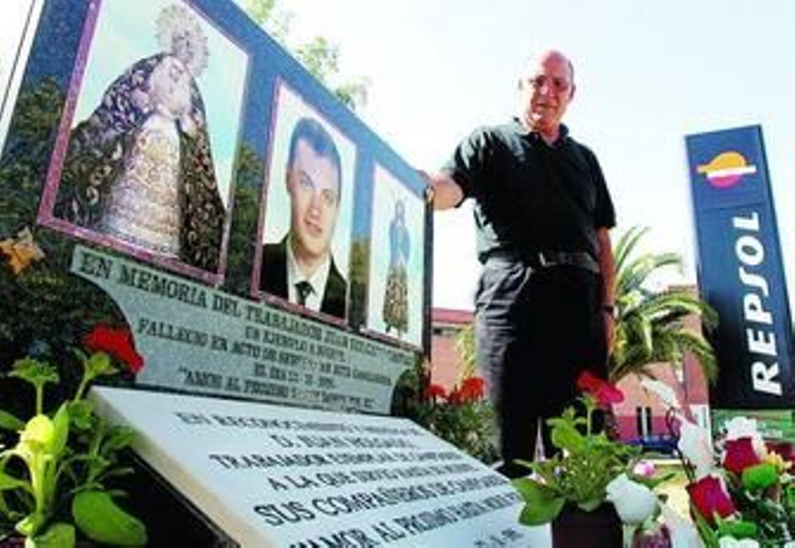 Francisco Holgado, ayer, ante el lienzo de mármol que ha instalado en la gasolinera de Martín Ferrador.