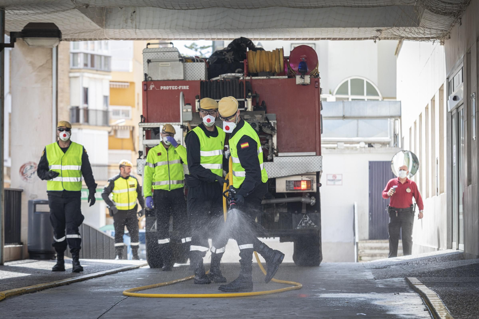 La UME desinfecta el hospital Puerta del Mar