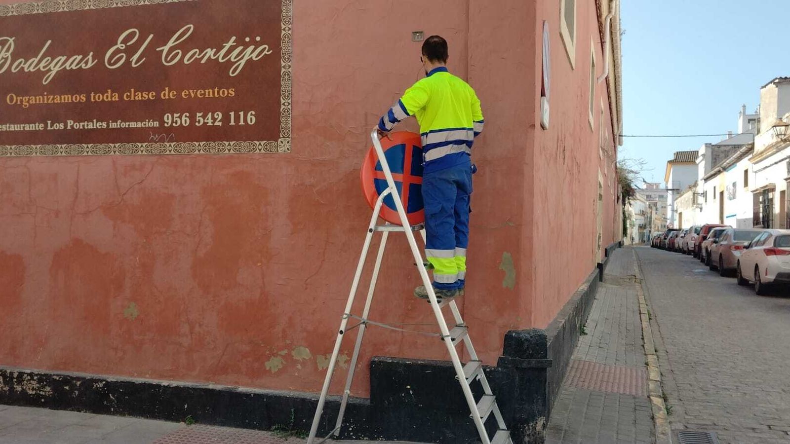 Una nueva señalización impide detenerse sobre las aceras de Espíritu Santo.