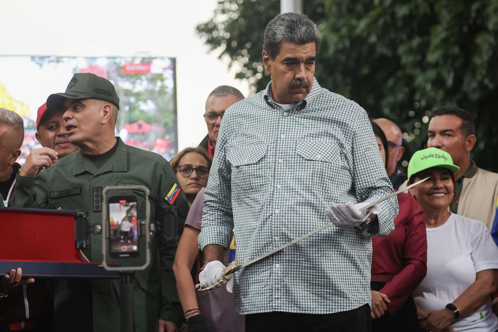 Nicolás Maduro con la espada de Simón Bolívar