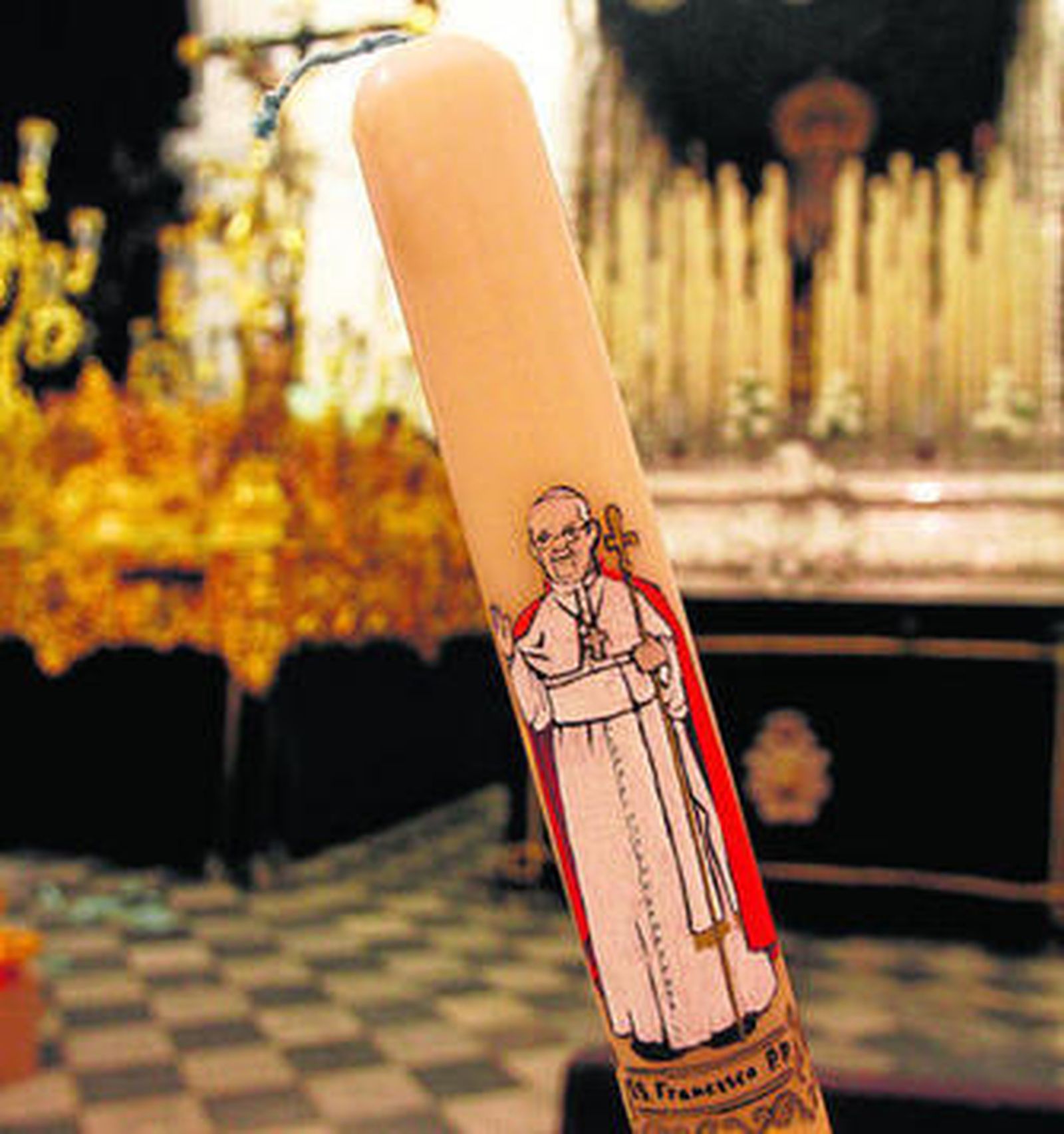 El cirio del Papa Francisco, antes de ser colocado anoche en su lugar de la candelería del paso de Soledad.