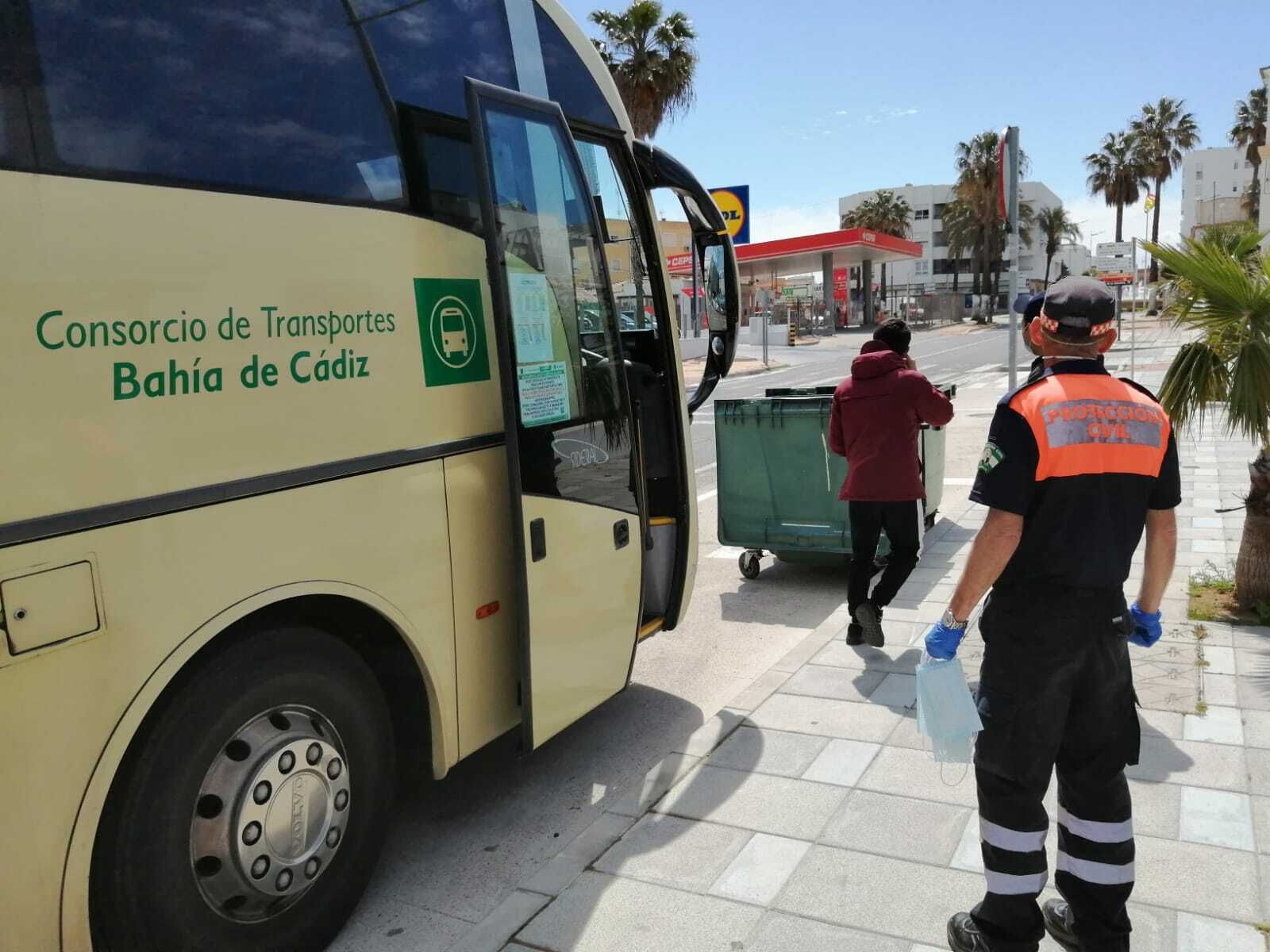 Miembros de Protección Civil repartiendo las mascarillas en Barbate.
