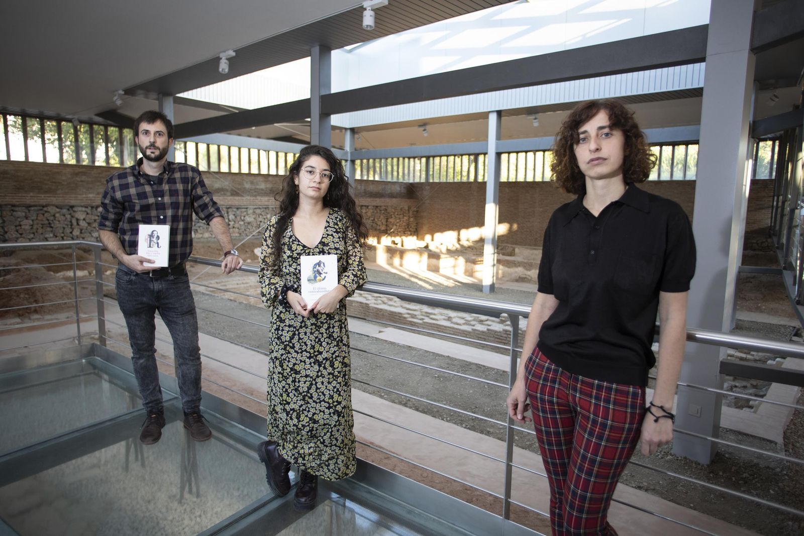 El investigador literario Jairo García Jaramillo, la escritora Rosa Berbel y la librera Marian Recuerda, en el Cuarto Real