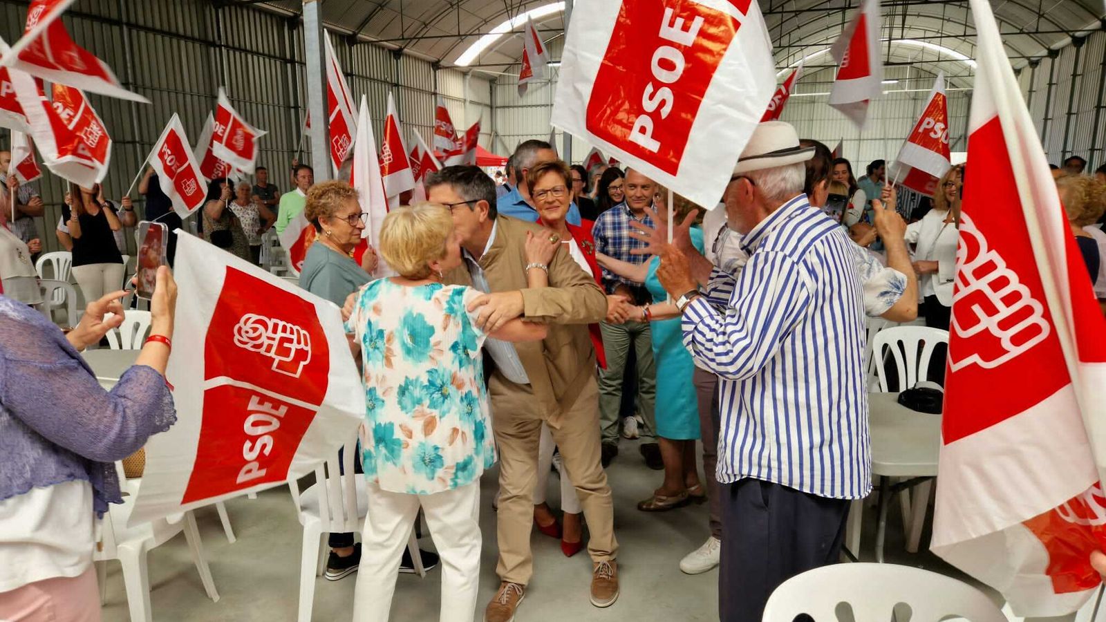 Banderas del PSOE para recibir al portavoz socialista en el Congreso