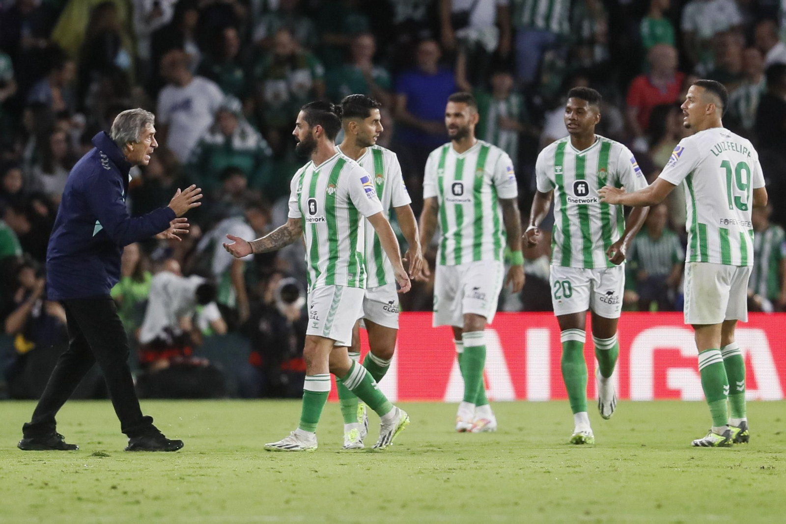 Pellegrini habla con Isco en el Betis-Rayo de ayer. Pellegrini habla con Isco en el Betis-Rayo de ayer.