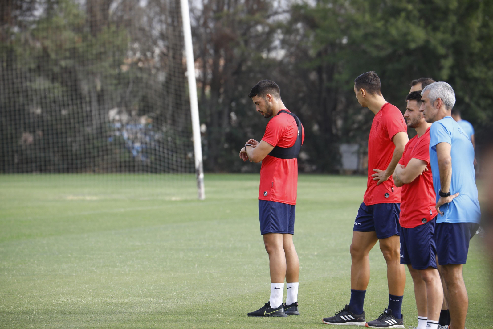 José Alonso, Adrián Fuentes y Ekaitz presencian un entrenamiento del Córdoba desde fuera.