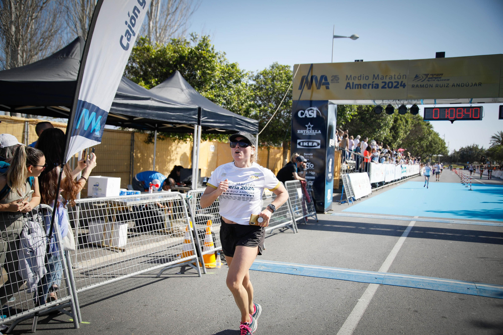 Imágenes de la llegada de la Media maratón Ciudad de Almería