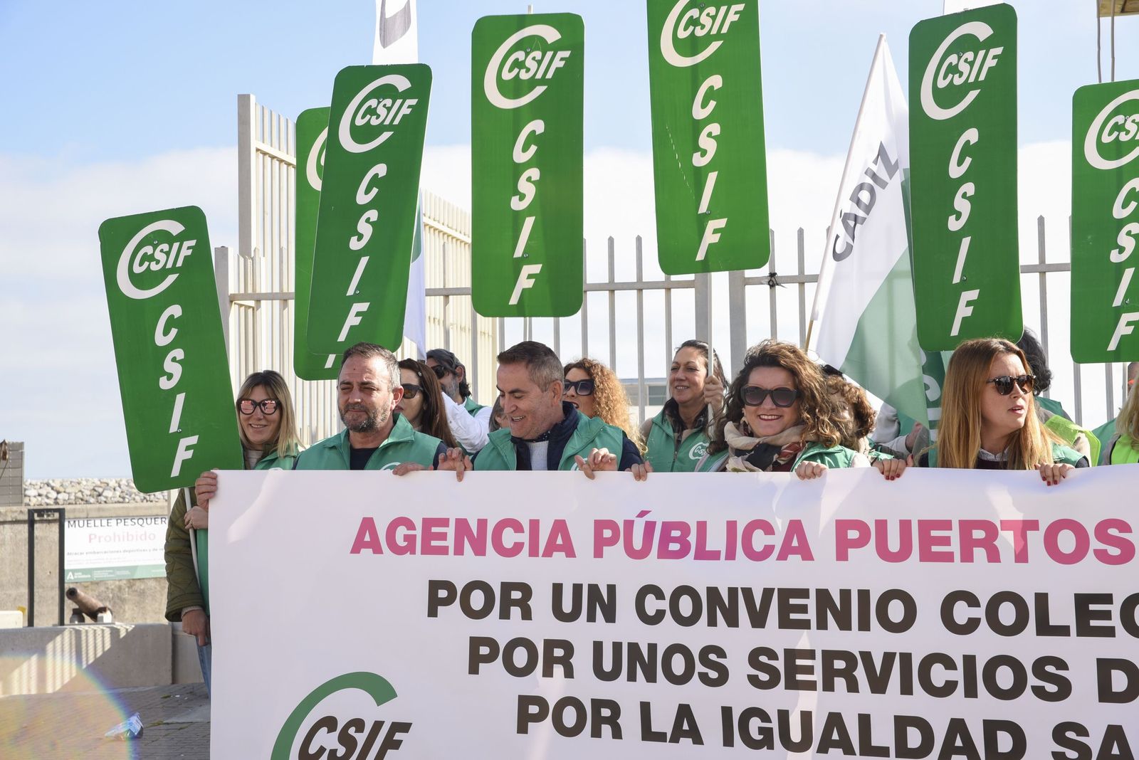 Las fotografías de la concentración de CSIF en La Línea por las mejoras laborales en la Agencia Pública de Puertos de Andalucía
