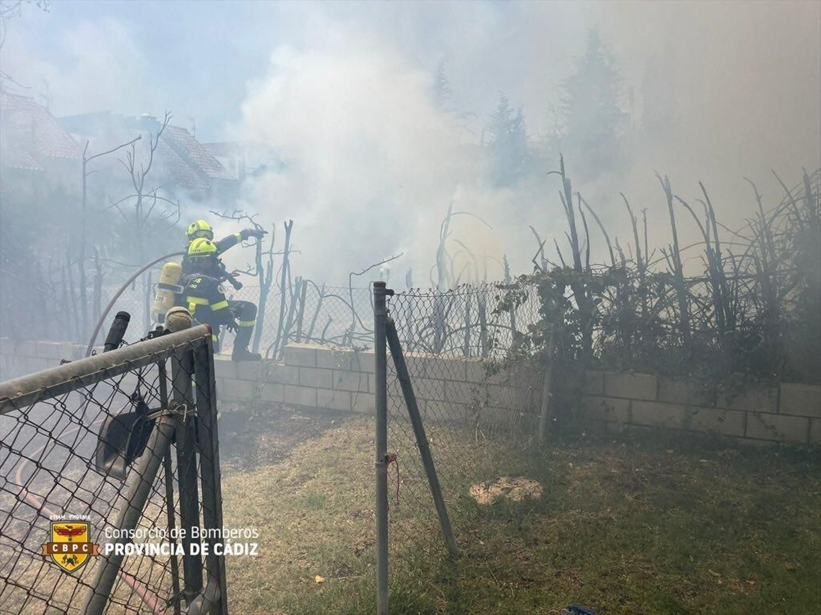 Bomberos extinguen un fuego en el jardín de una vivienda en El Puerto. Bomberos extinguen un fuego en el jardín de una vivienda en El Puerto.