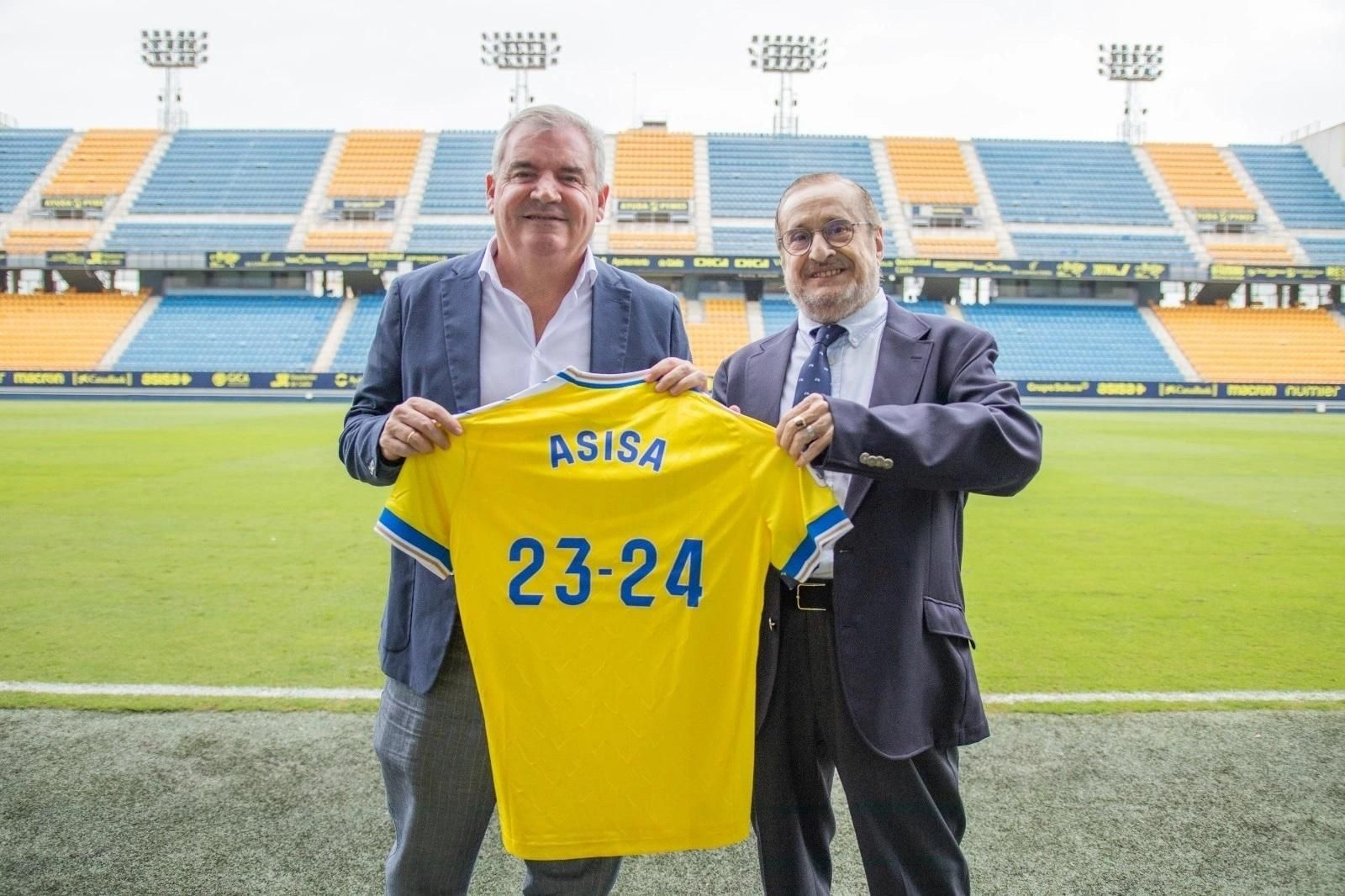 Vizcaíno y Rodríguez Moragues, con una camiseta del equipo que plasma el acuerdo.