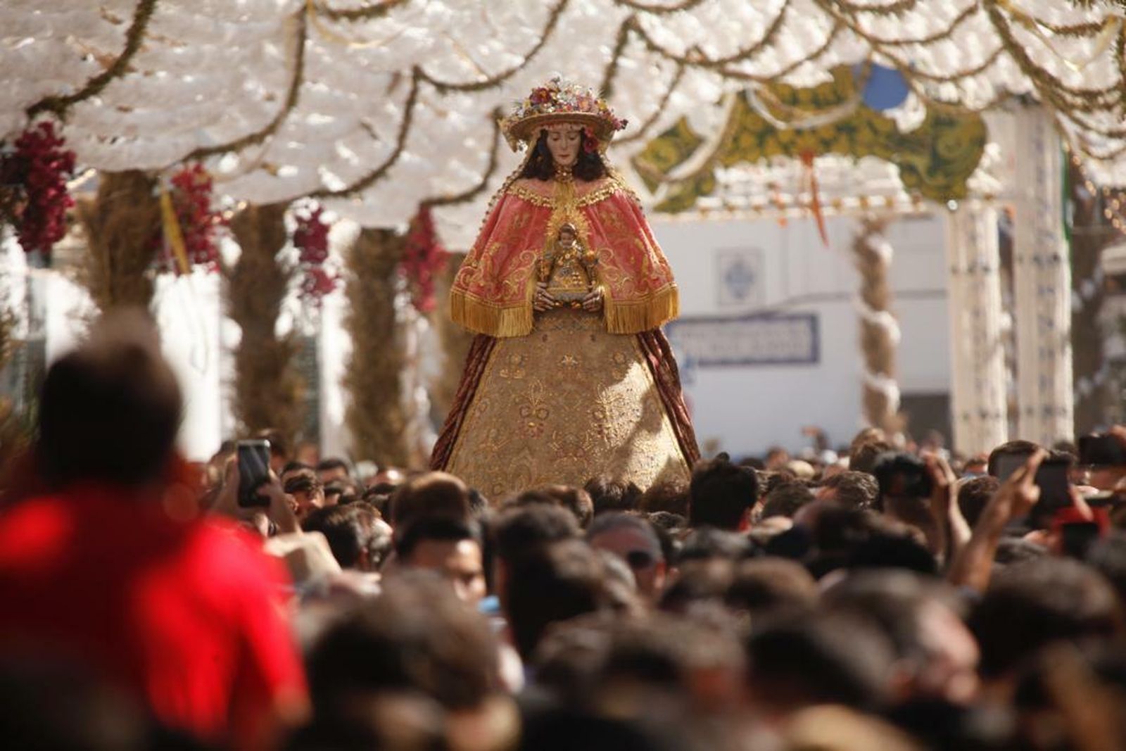 La Virgen del Rocío a su paso por la calle La Romería.