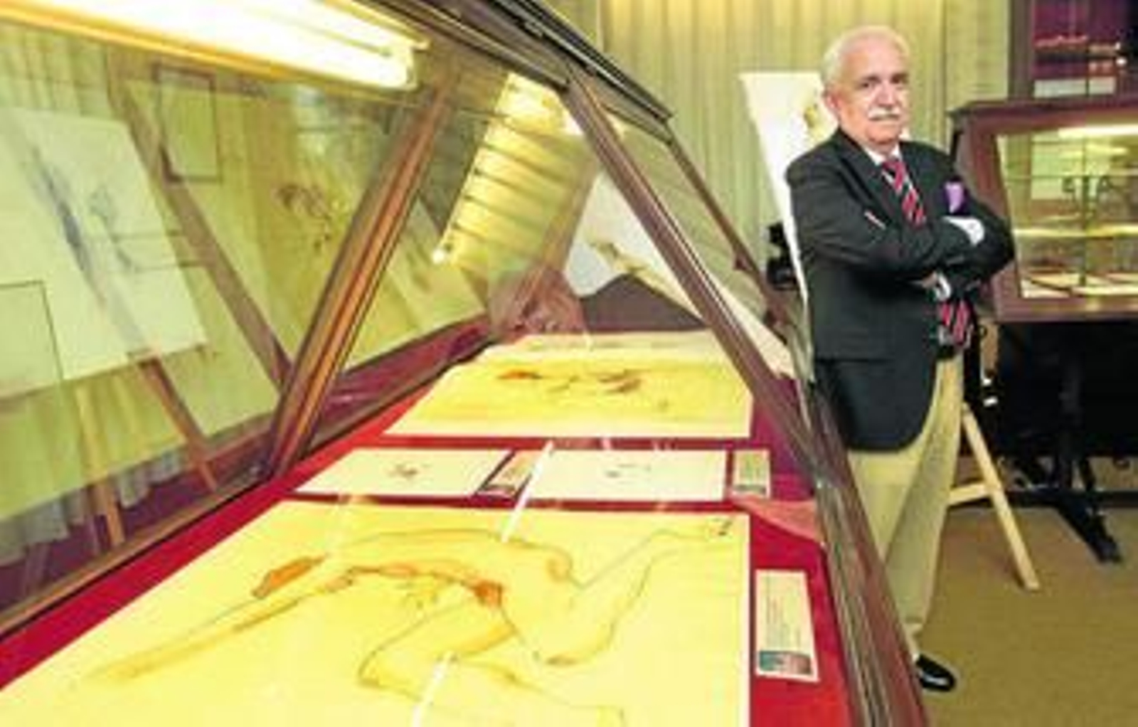 El pintor y profesor Luis Gonzalo, ante alguna de las vitrinas en las que expone sus trabajos en Medicina.