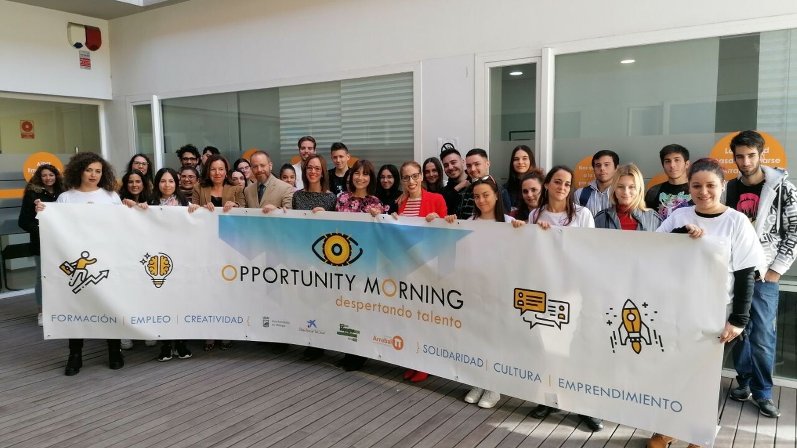 Jóvenes en la presentación del evento.
