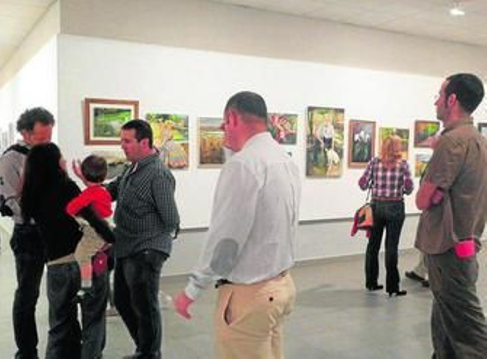 Un grupo de visitantes, en el espacio destinado a los trabajos del Aula de Pintura.