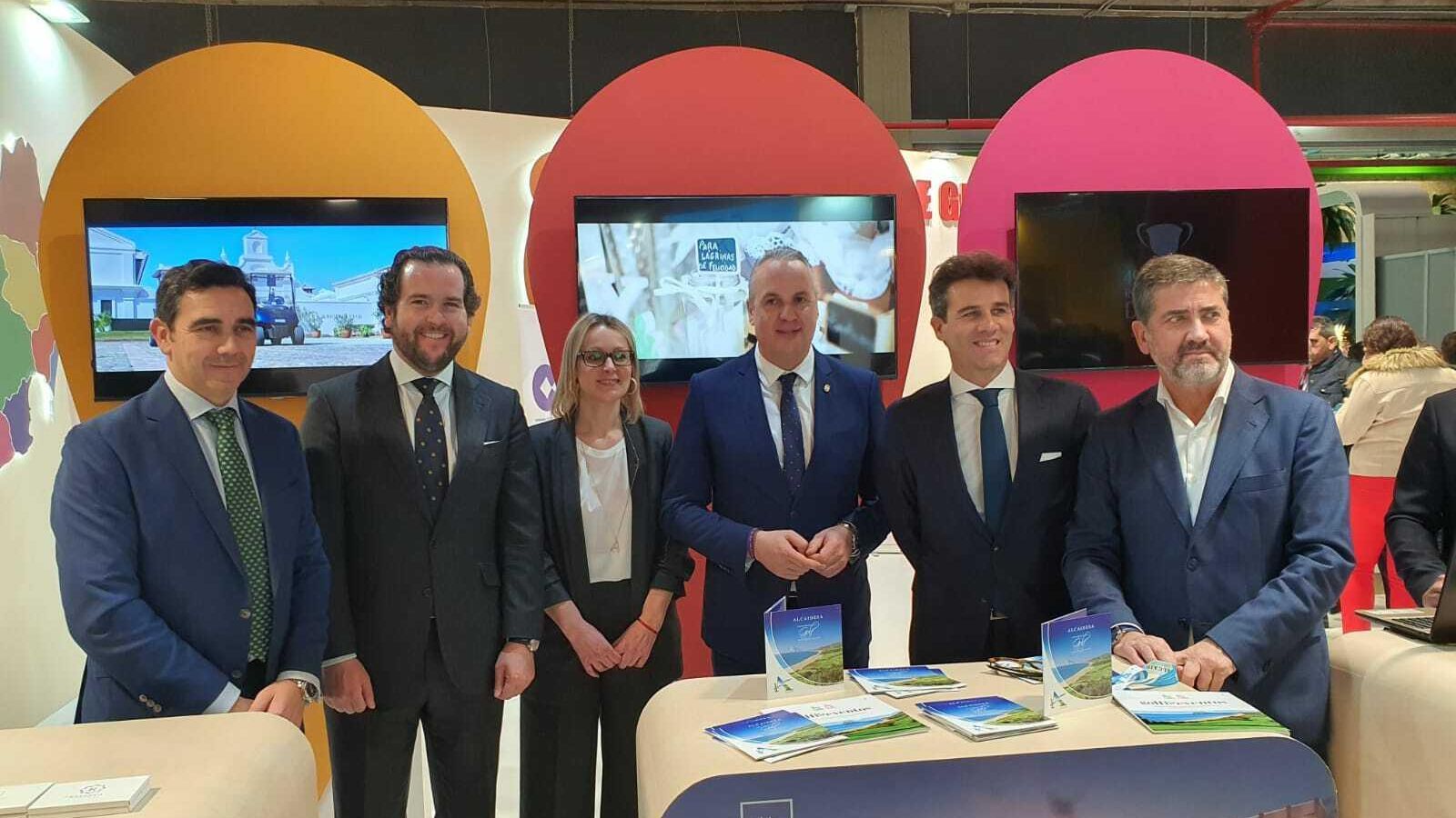 Ruiz Boix, Ruiz y representantes empresariales en el stand de San Roque