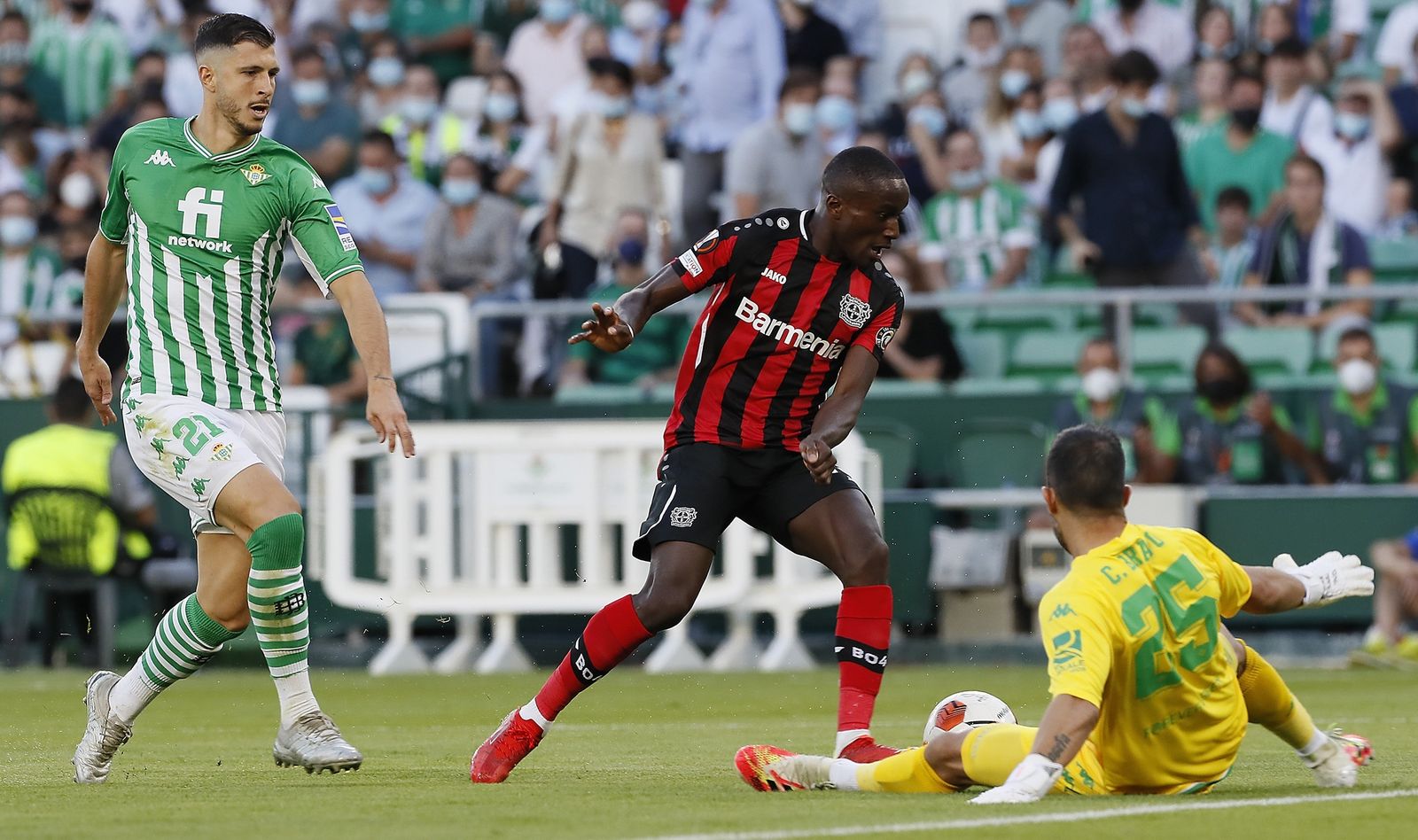 Claudio Bravo sale a los pies de Diaby en los primeros compases del encuentro.