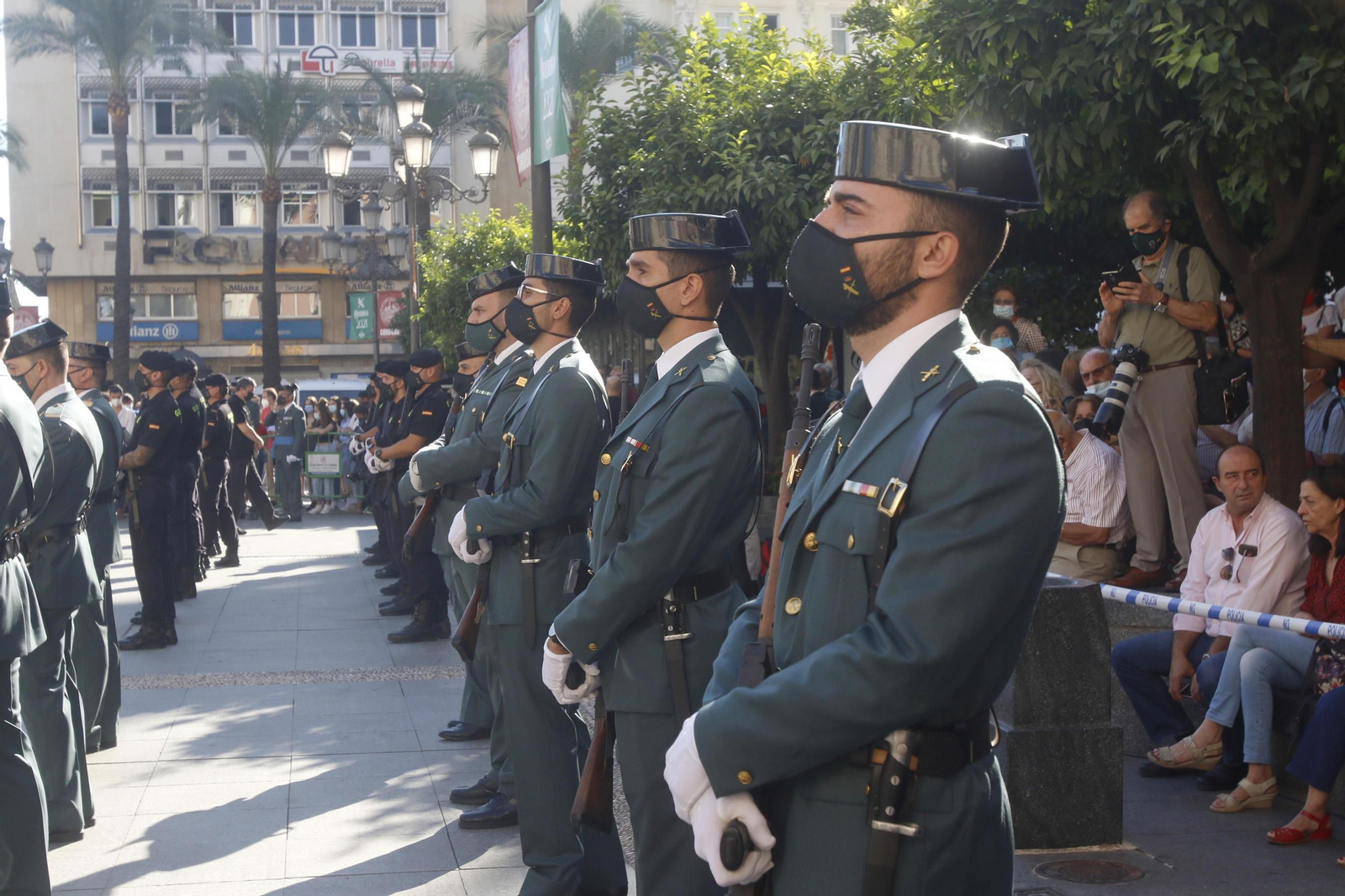 La izada de la bandera de España en las Tendillas, en imágenes.