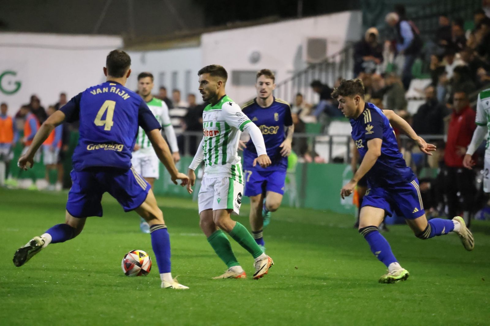 Un jugador del Sanluqueño contra el balón frente al Recre