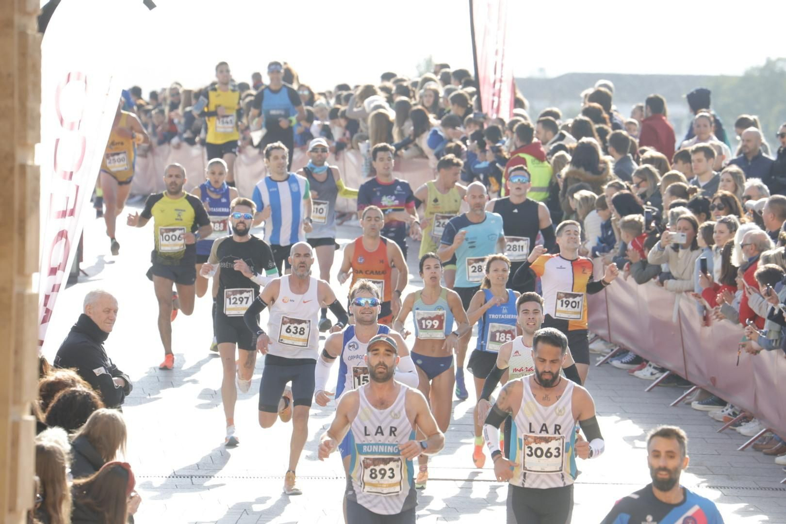 Media Maratón de Córdoba 2023: La gloria de cruzar la Puerta del Puente, en imágenes
