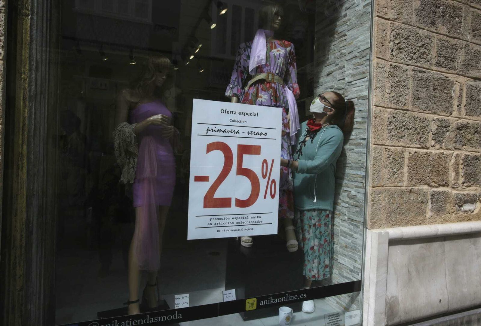 Una de las tiendas del casco antiguo de Cádiz preparando su reapertura.