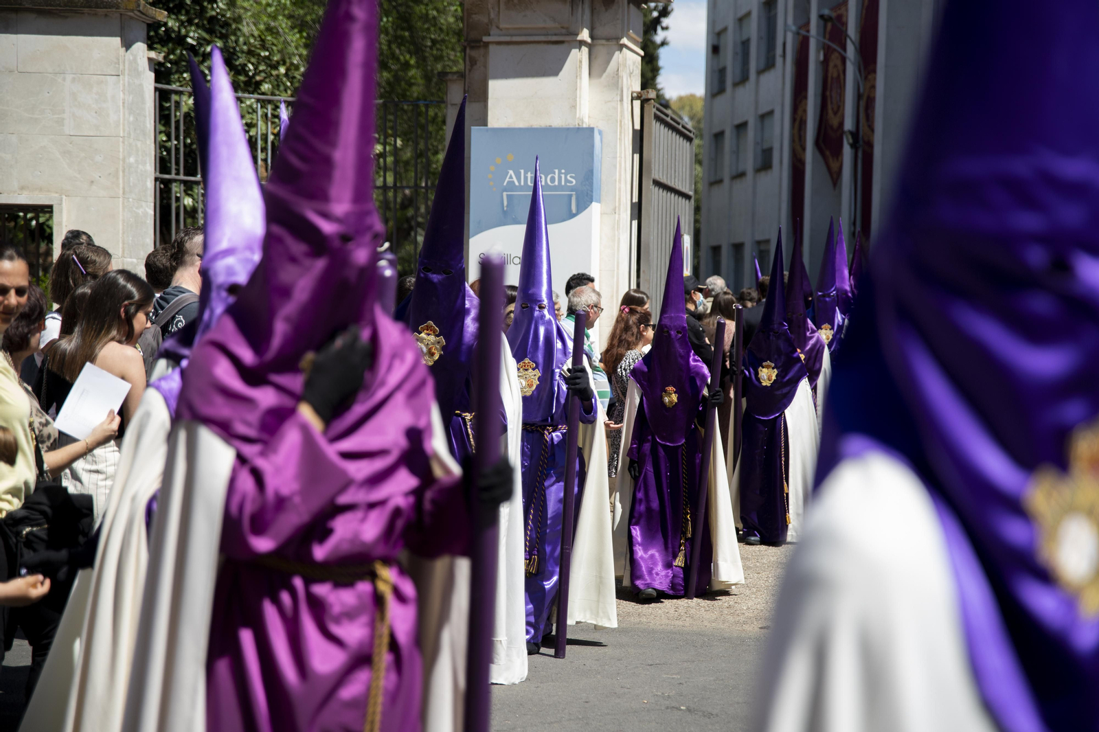 Imágenes de la salida en procesión de Las Cigarreras