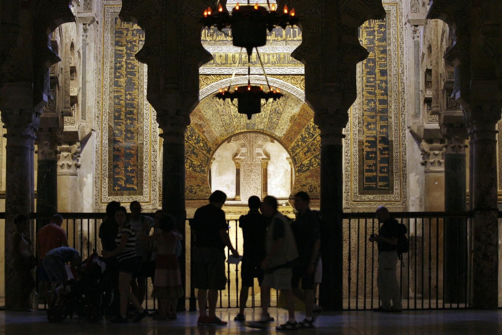 Turistas mirando al mihrab de la Mezquita. Turistas mirando al mihrab de la Mezquita.