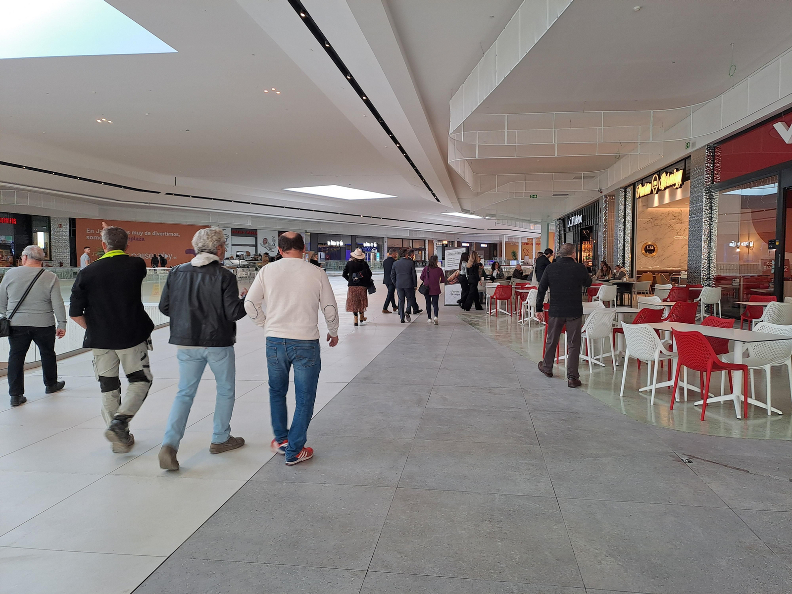 Así ha sido la reapertura del centro comercial Jaén Plaza