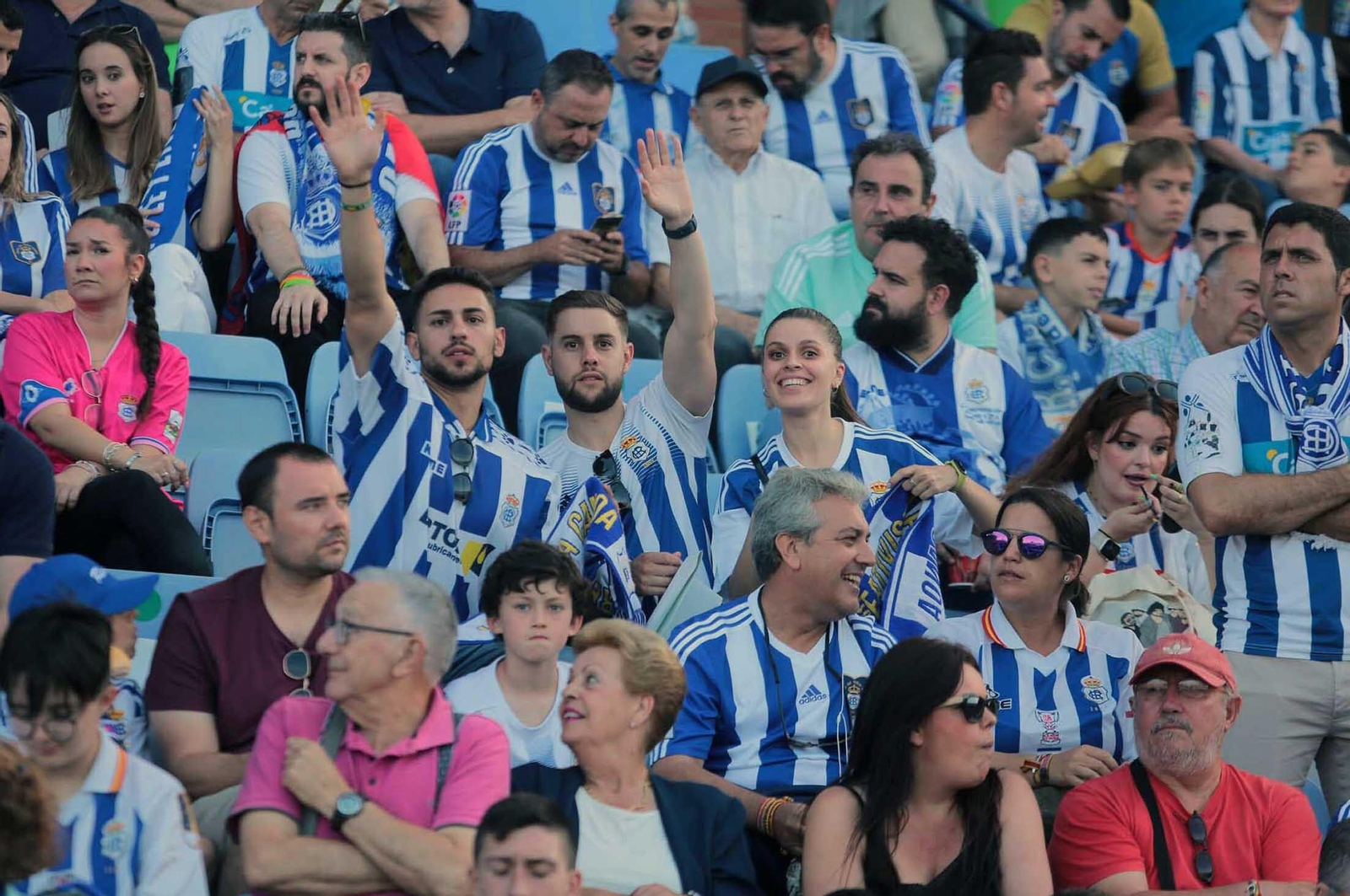 Imágenes del gran ambiente en el Nuevo Colombino en el ascenso del Recre