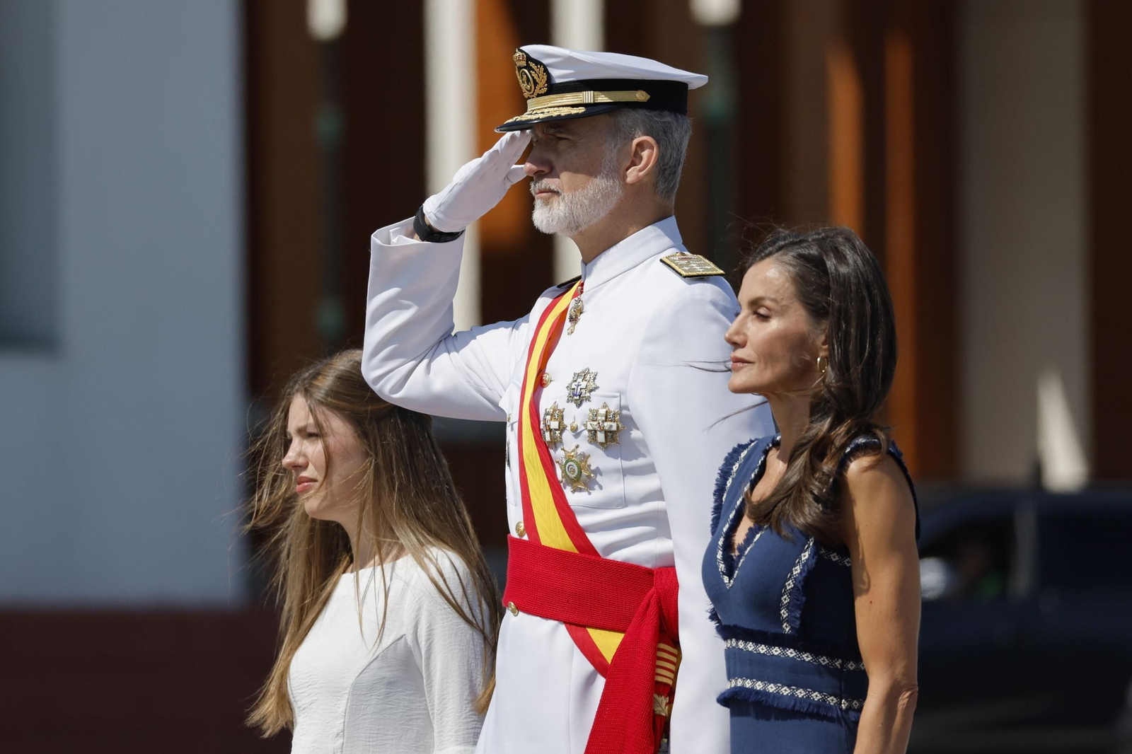 La princesa Leonor termina su formación en la Armada recibiendo de manos de su padre la Cruz al Mérito Naval