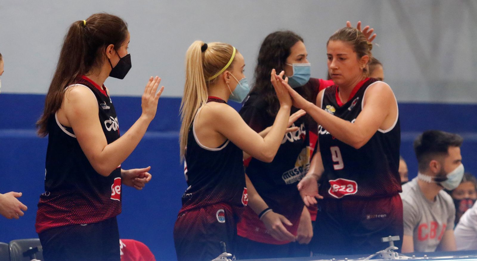 Las jugadoras del Dobuss Córdoba se saluda en el banquillo.