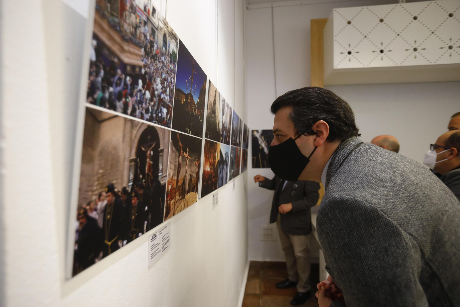 Presentación de la exposición fotográfica 'Miradas de pasión', en fotografías