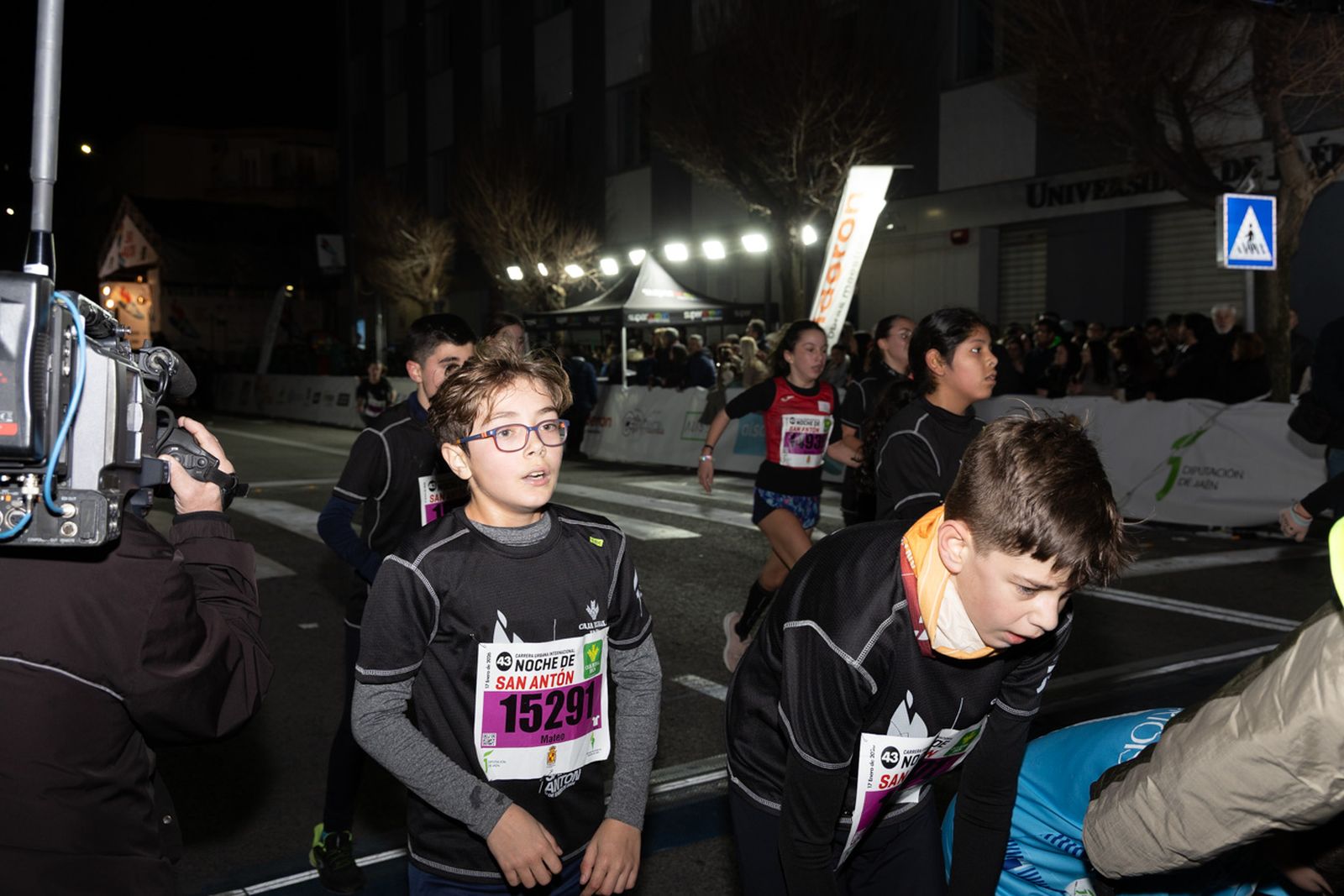 En imágenes: 2.000 atletas brillan con luz propia en la infantil de la Carrera de San Antón 2026