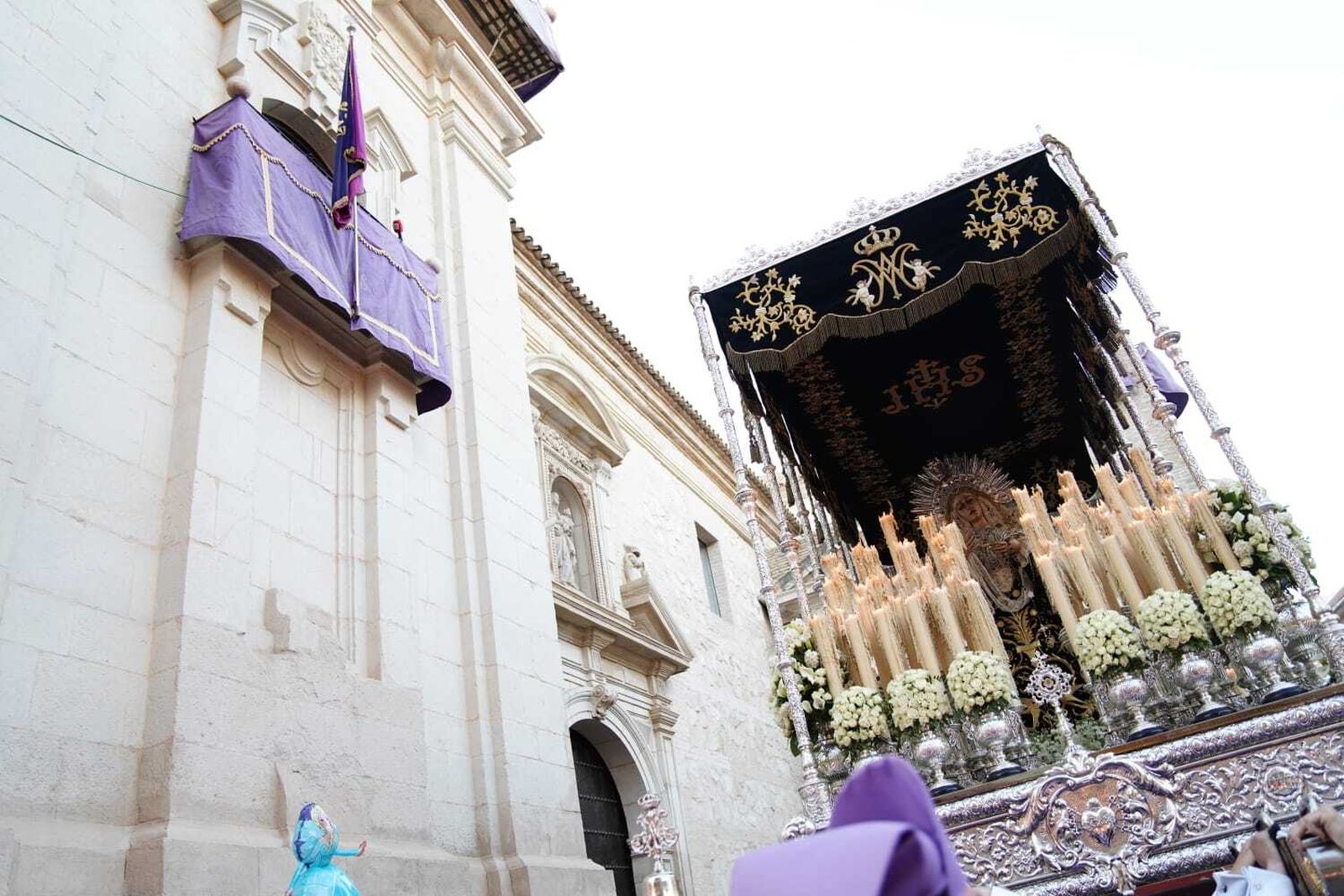 Viernes Santo en Hinojosa: Silencio ante el santo Sepulcro