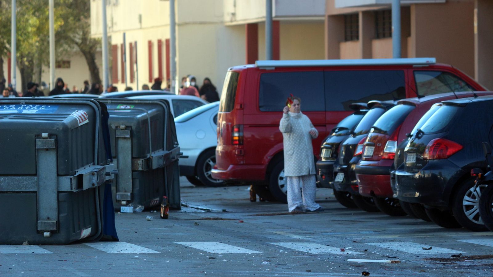 Una vecina del Río muestra a la policía el faro roto de su vehículo