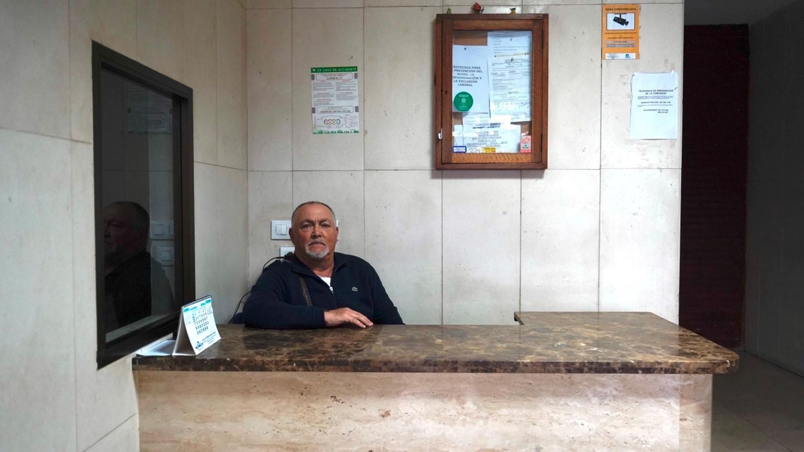 Juan Rodríguez Rodríguez, portero de Algeciras, vigila desde la conserjería.