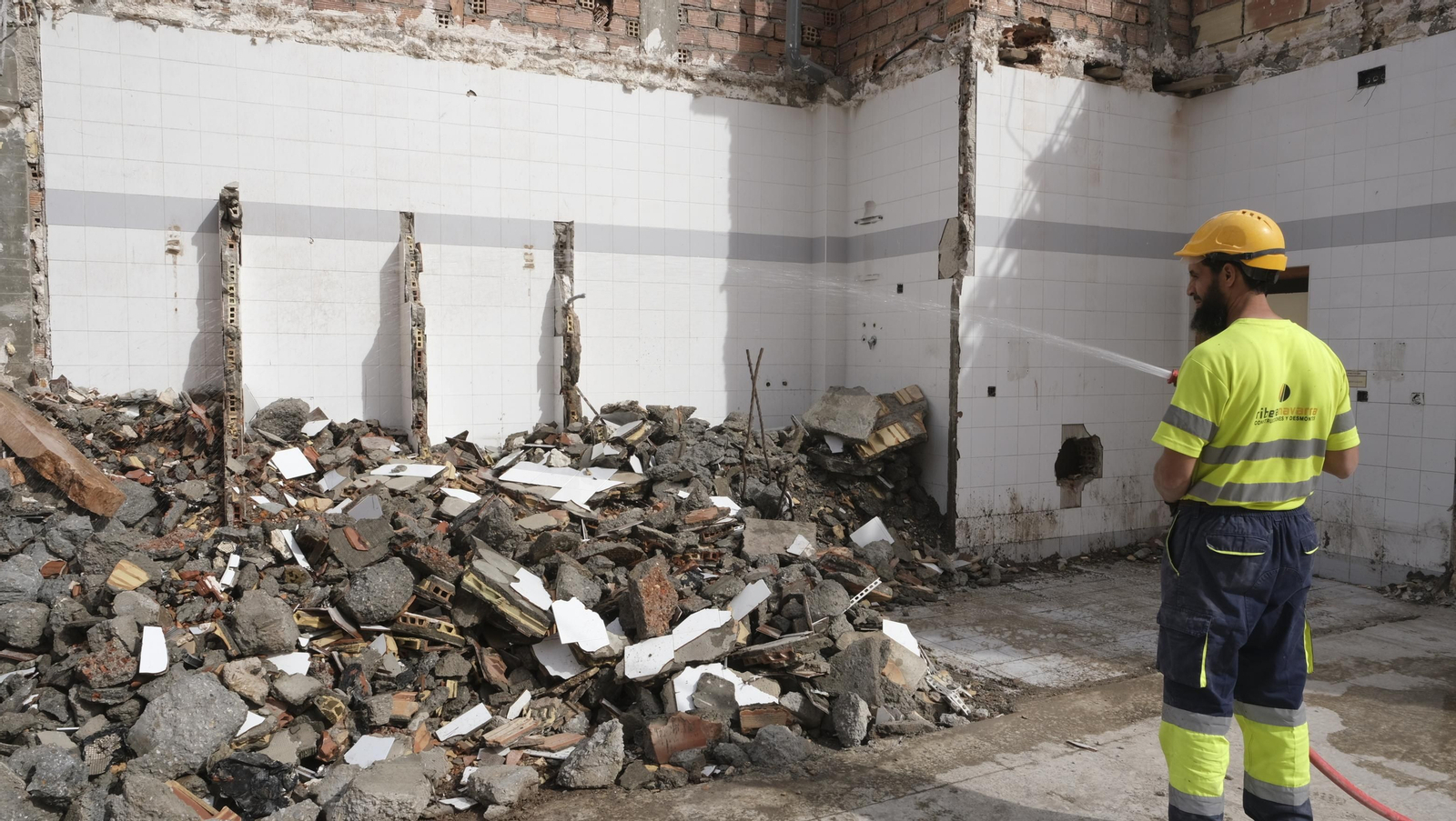 Las mejores imágenes del derribo de la oficina central de Correos en Almería