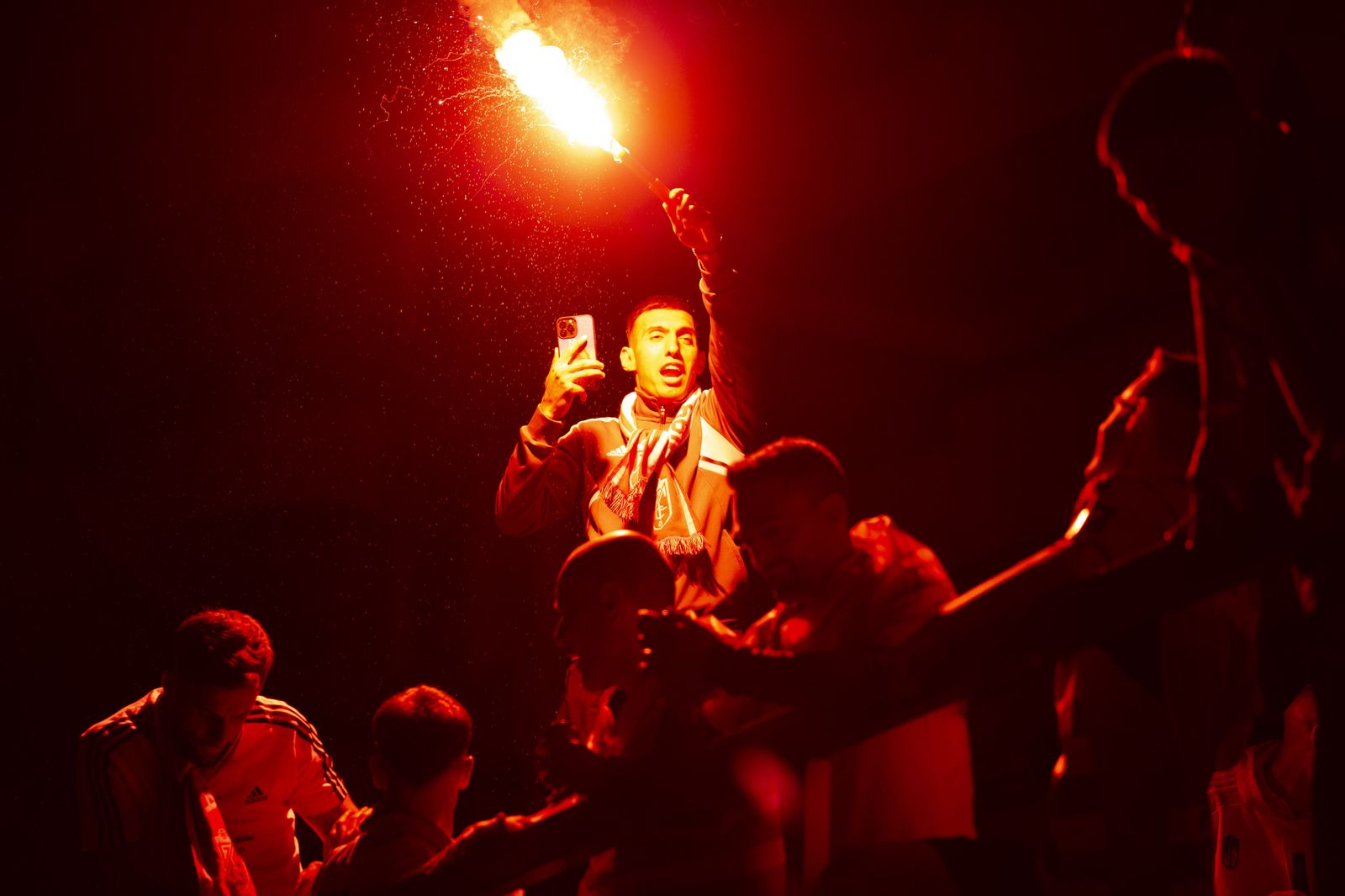 Myrto Uzuni, con una bengala en el bus del Granada.