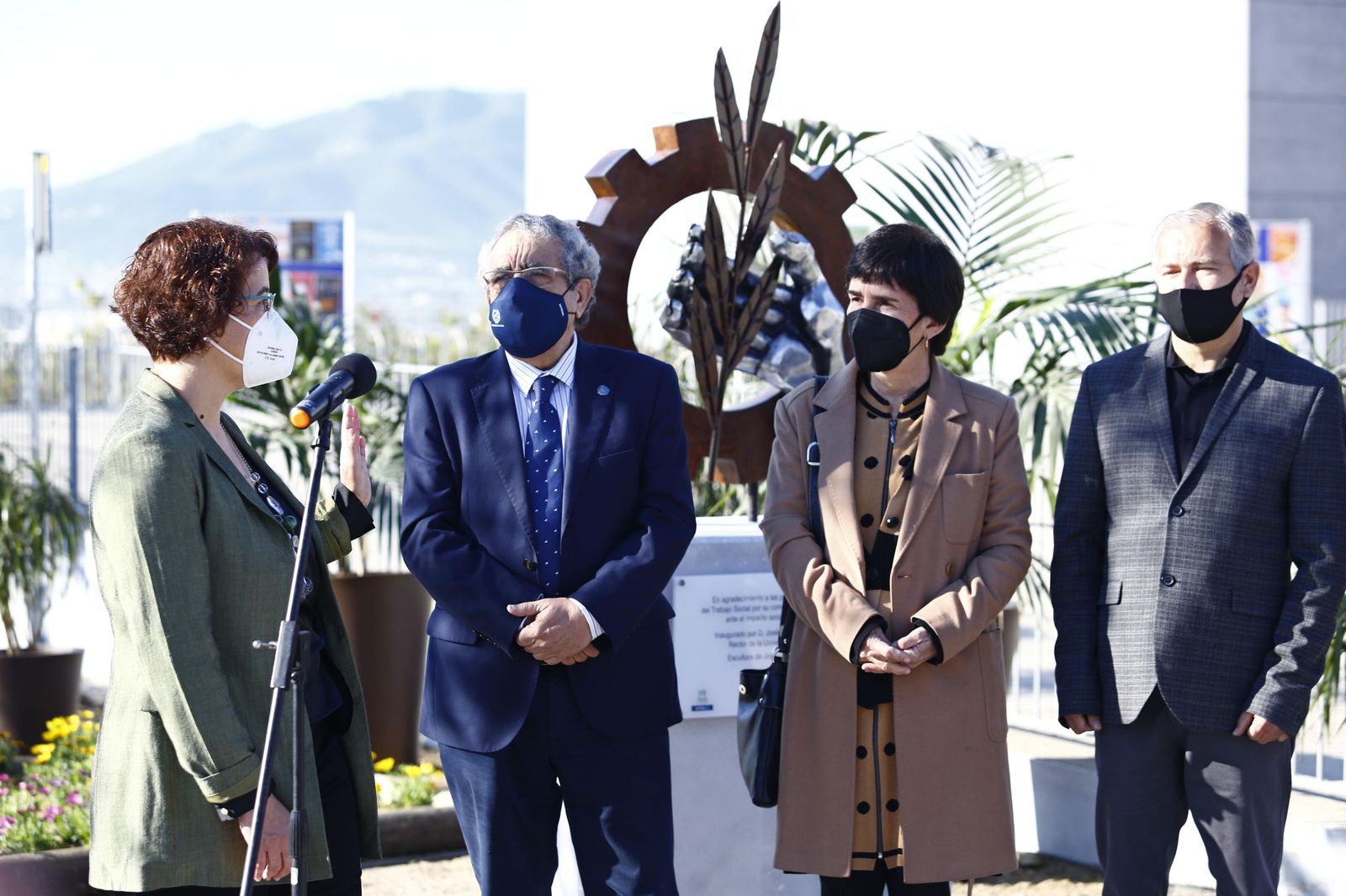 El rector de la UMA, junto a la escultura, inaugurada este martes.