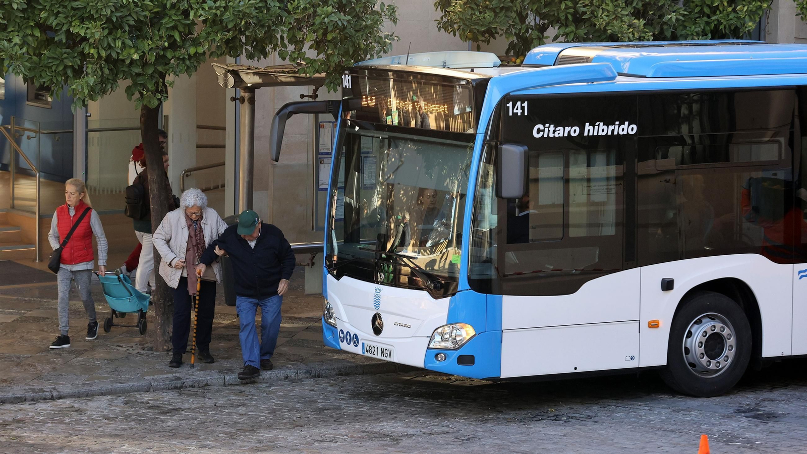 Uno de los nuevos autobuses urbanos de Jerez en una parada de la calle Larga
