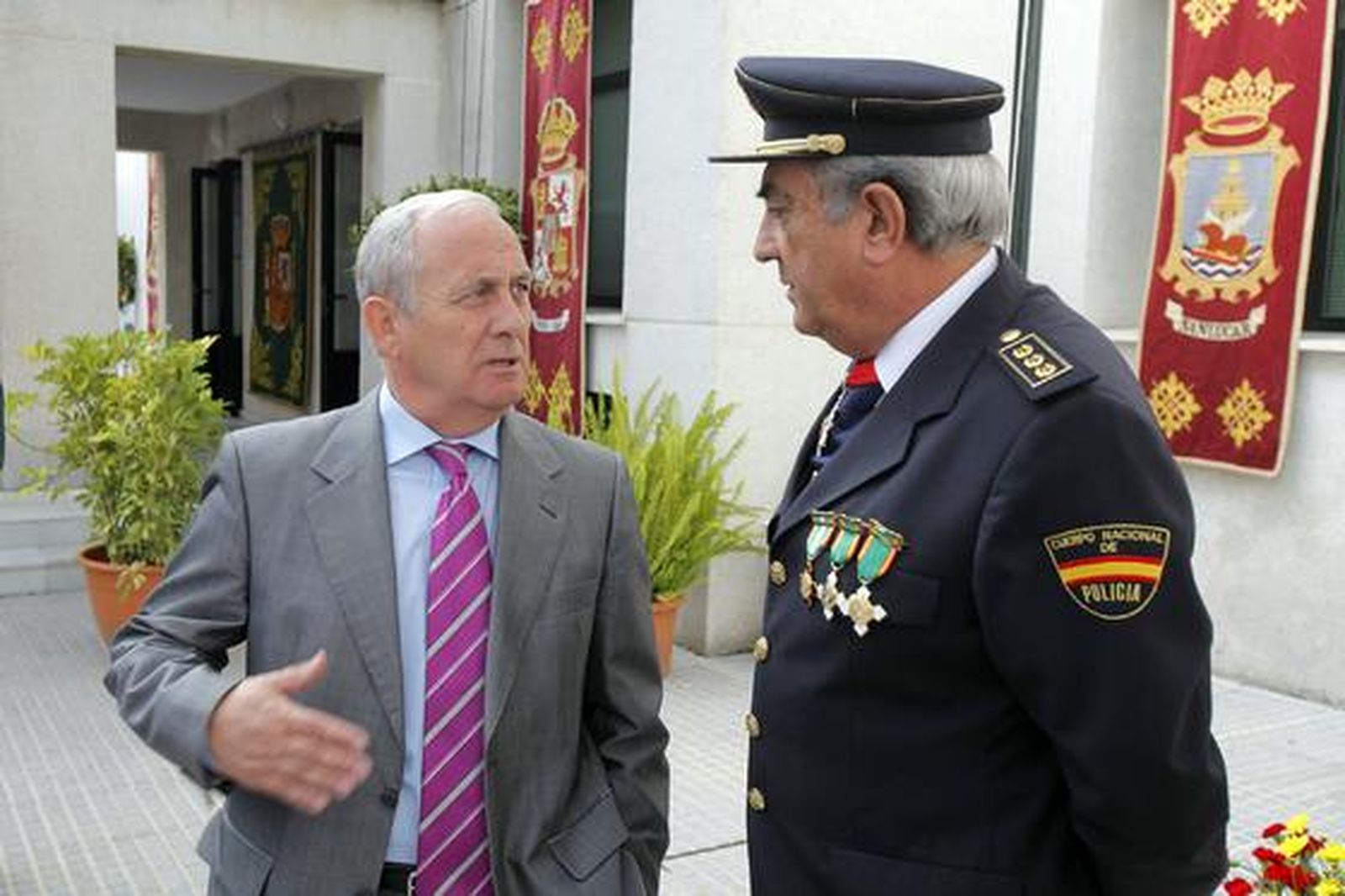 La Comandancia de la Guardia Civil de Cádiz celebra la festividad de su Patrona, la Virgen del Pilar.

Foto: Jesus Marin